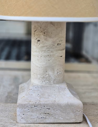 Lampa z trawertynu włoskiego jasnego, kamienna luksusowa lampa
