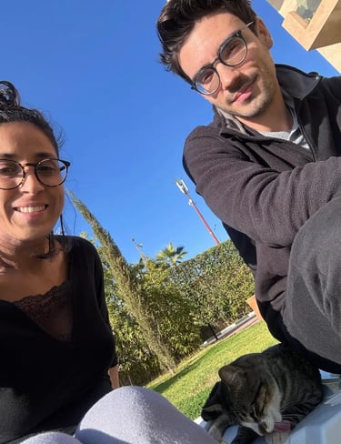 Photo des cat sitters Sofia et François à Marrakech avec leur chat Tigrou