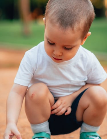 sesion de fotos en granada infantil de un niño jugando en el parque con su coche