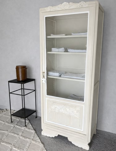 Vitrine repeinte en beige avec patine blanche dans les moulures
