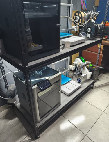 Impresora 3D de alta precisión Bambu Lab fabricando figuras articuladas