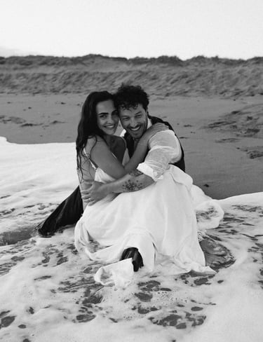 Photographie d'un couple en lors d'une séance photo day after sur la plage de Sauveterre en Vendée par Romain DANIEL