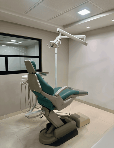 Consultorio con sillón dental moderno y lámpara de revisión ajustable | KARÄNA