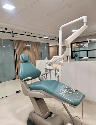 Sala dental con dos sillones frente a mamparas de cristal y muros de madera | KARÄNA