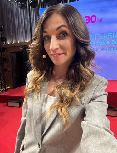 Magda z Moc Dialogu jako moderatorka konferencji dla 200 osób. Profesjonalne prowadzenie konferencji