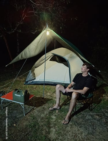 acampamento solo a noite com luz do lampião