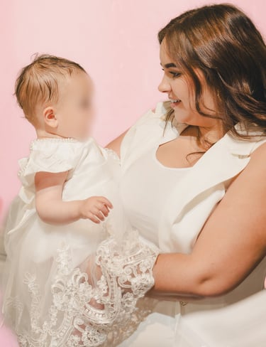 Photo prise sur le vif de la maman pendant le baptême, illustrant la complicité, l’amour maternelle