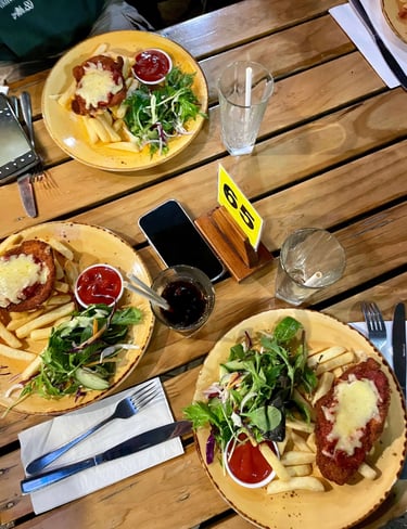 Chicken parmi en Cornerstone Bar, Tauranga