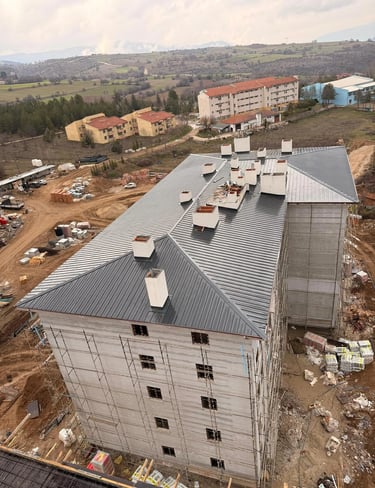 Seferihisar Tepecik Mahallesi site içi modern çatı tamiri ve membran izolasyon uygulaması.