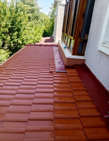 Sığacık lodos ve rüzgara dayanıklı kiremit çatı tamiri ve izolasyon ustası çalışması.