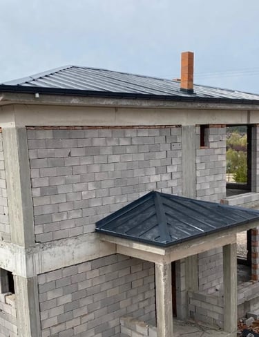 Seferihisar merkez Camikebir apartman çatı tamiri ve membran izolasyon ustası çalışması.