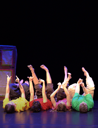 Johanna Spies and others are performing a dance theater piece for children