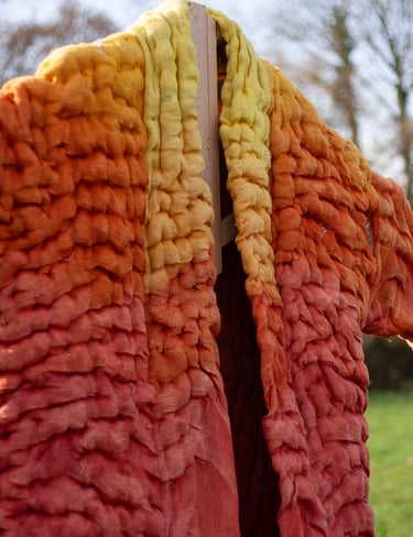 karine-nguyen-van-tham-mon père soleil levant-manteau sculpté, toison de brebis, teintures végétales