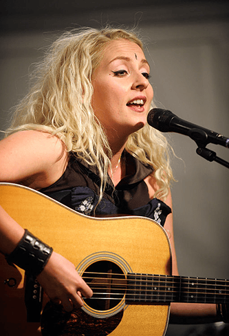 Eivor Palsdottir singing