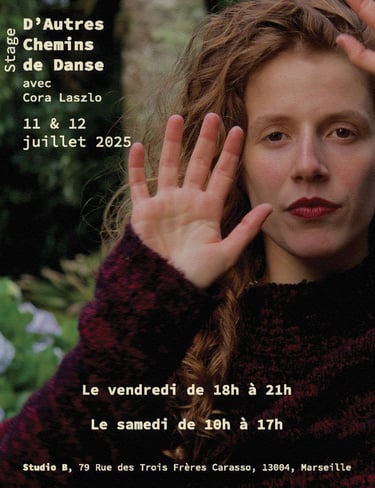 femme avec une main levée