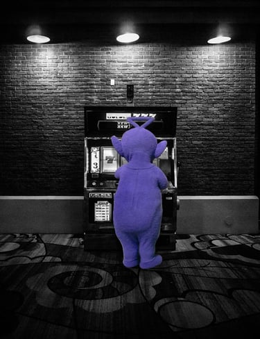 máquina de casiño con un teletubbie violeta jugando