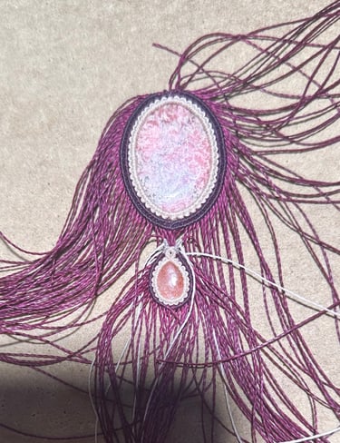 collier en cours d'élaboration, rhodochrosite, pierre de soleil, beaucoup de fils, Linhasita prune, artisanat