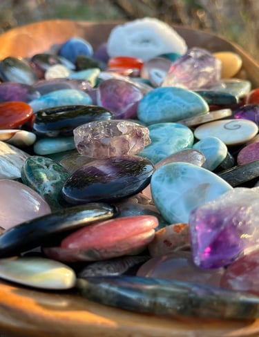 coupelle de différentes pierres naturelles, avec larimar, améthyste, malachite, quartz rose, cornaline, oeil de sainte Lucie