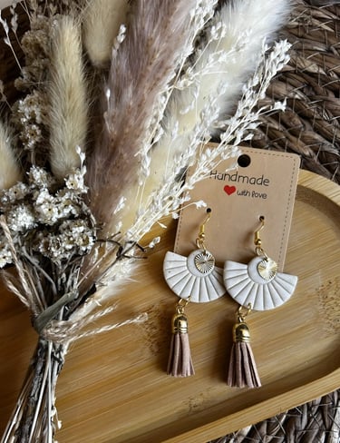 Een paar oorbellen met een waaier-vorm.