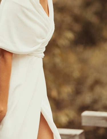 une femme en robe blanche et un homme en costume