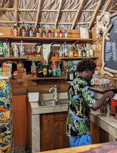 Bar de l’hôtel Ocean Lodge à la Baie de Sakalava à Diego-Suarez Madagascar avec cocktails préparés par le barman
