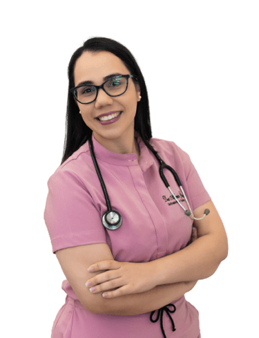 Imagen de la Dra. Arlenis Guzmán, gastroenteróloga, sonriendo con su estetoscopio, utilizada en su sitio web