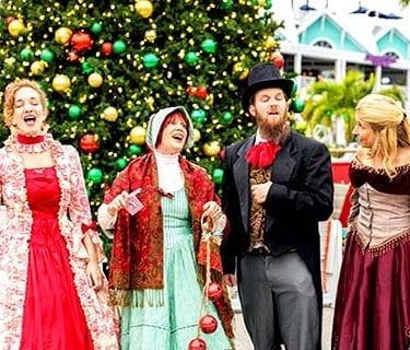 christmas-on-bridge-street-anna-maria-island-florida-symphony-in-front-of-the-island-tree