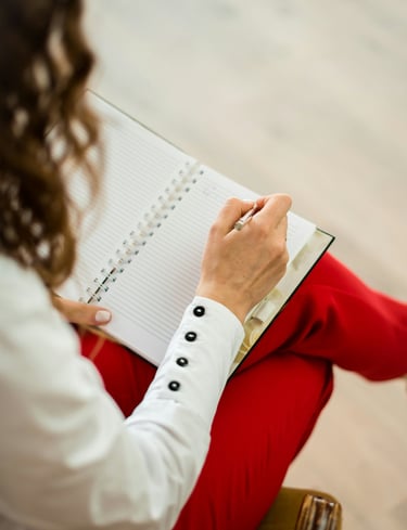 psicologa tomando notas