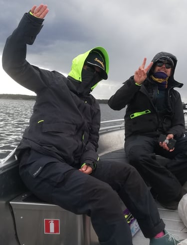des pêcheurs heureux assis dans un bateau