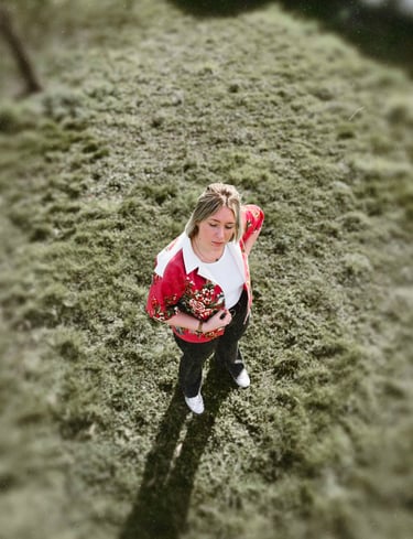 une femme qui porte une chemisette parmi d'autres