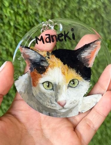 Retrato de gato calico pintado a mano en un llavero circular de acrílico con el nombre personalizado