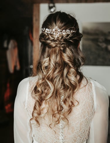 une femme avec une coiffure de mariage avec un tipper
