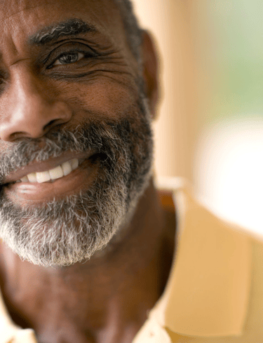 Personne âgée qui sourit