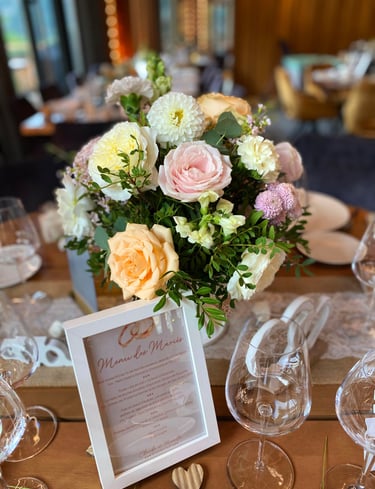 centre de table décor floral et menu