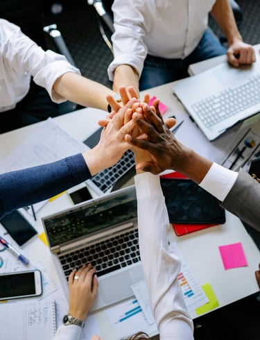 équipe de professionnels au travail en cohésion 