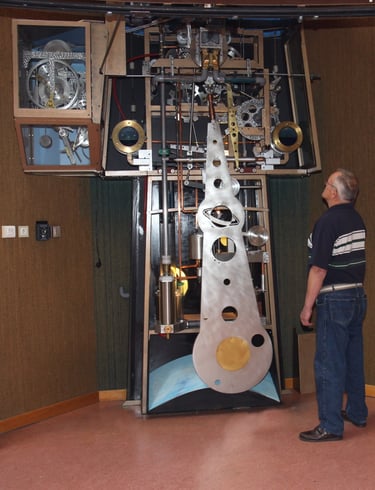 Jean-Michel Rohr devant son Horloge à eau !