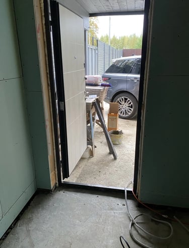 Vrata ugrađena u zid sa gipsanom oblogom