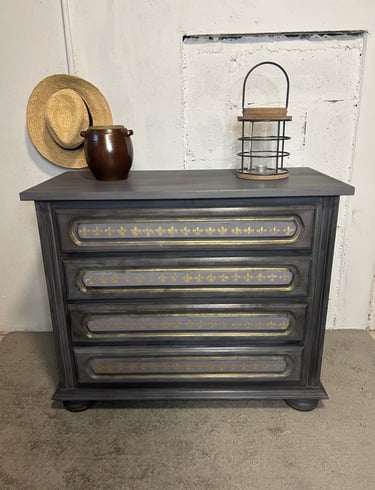 Commode relookée et mise en valeur avec des fleurs de Lys