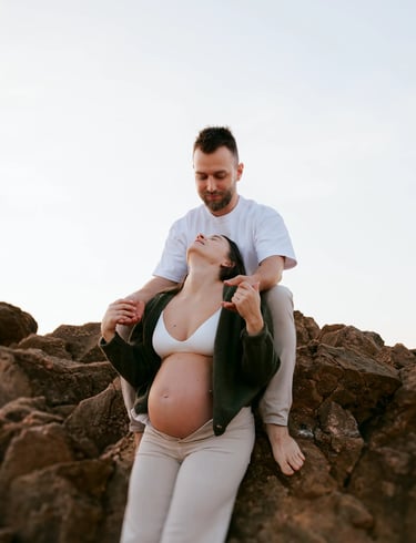 Shooting grossesse plein de tendresse en couple plage de la Paracou en Vendée par le photographe Romain DANIEL