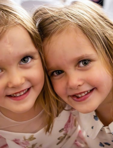 due sorelle gemelle in pose, foto di bambini