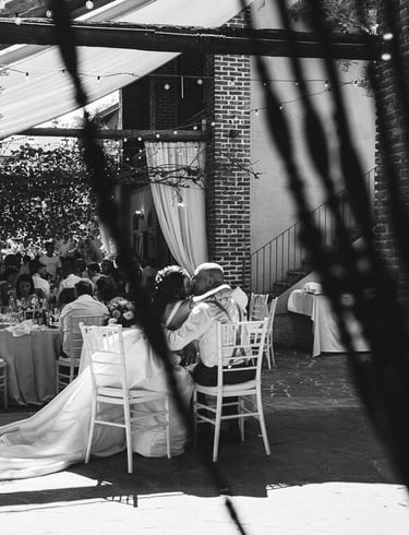 Gli sposi ritratti durante il ricevimento in una casina lombarda