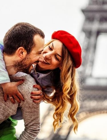 pareja novios en paris torre eiffel