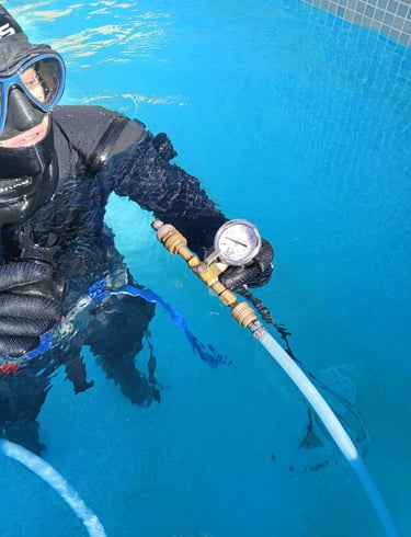 Lecksuche im Pool durch Tauchen in La Marina, Costa Blancaa