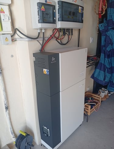 Batterie AlphaESS 9,3 kWh et onduleur hybride installés à Mollégès pour une installation photovoltaïque de 8 kWc