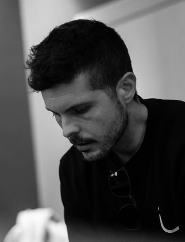 Retrato de Jagoba Ormaetxea, pensador y creador de Mentes Peripatéticas, un podcast sobre filosofía,