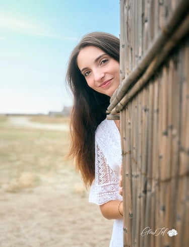 photographie portrait d'une sourainte modele pendant un shooting se cachant derrière une cabane , 66