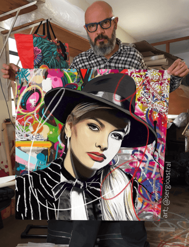 Artista Sergio Astral, com uma de suas obras personalizada