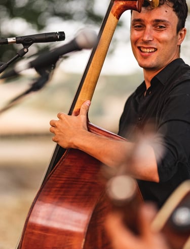 contrebassiste du groupe Garçon! le groupe de chansons françaises et internationales rock du Lot