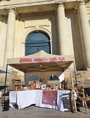 Stand de l'Ensorce'Fleurs devant un bel édifice