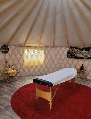intérieur yourte soins chamaniques Le Chemin de la Chouette